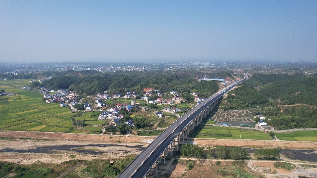 平伍高速路面二標全部瀝青路面工程順利完工